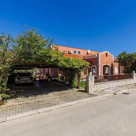 Maria By Interhome Pula